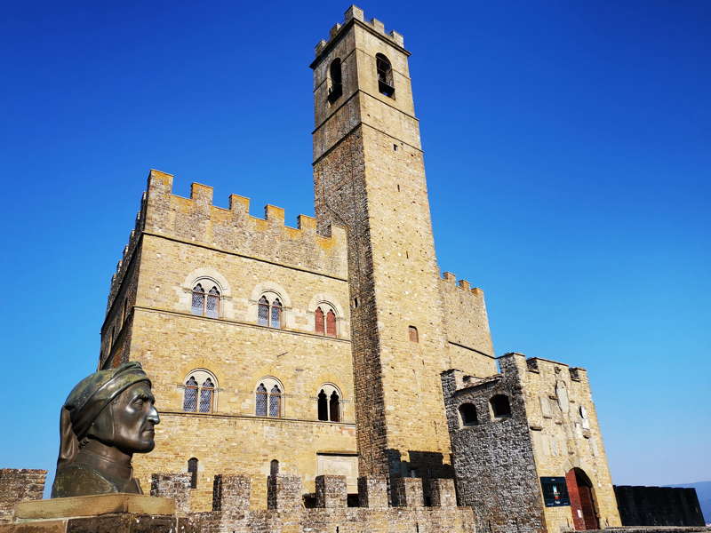 Castello dei Conti Guidi a Poppi e scultura di Dante Alighieri