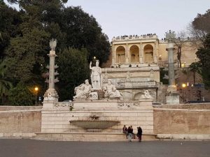 Fontana della dea Roma in piazza del Popolo e, dietro, Mostra dell'Aqua Virgo al Pincio