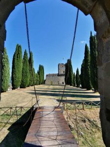 Castello di Romena, piazza d'arme dal ponte levatoio della postierla