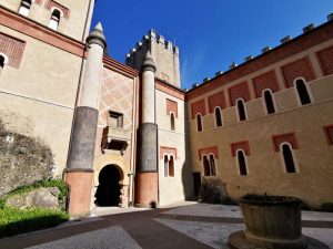 Cortile centrale della Rocchetta Mattei