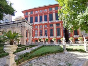 Giardino pensile di Palazzo Bianco e, dall'altra parte di via Garibaldi, la facciata di Palazzo Rosso. Rolli di Genova