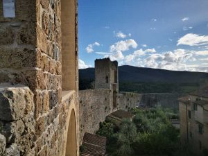 La cinta delle mura dal camminamento di Porta Romea