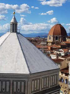 Vista del Battistero di San Giovanni e, dietro, la cupola della Cappella dei Principi a San Lorenzo
