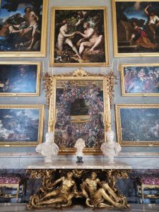 Sala Grande della Galleria, dettaglio: specchiera dipinta, tavolo parietale, in alto Adamo ed Eva di Francesco Salviati