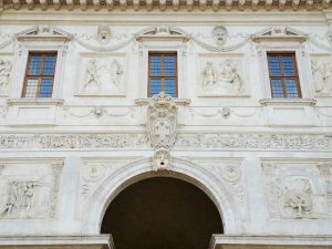 Facciata di Villa Medici a Roma. Dettaglio della parte centrale