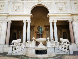 Scalinata d'ingresso della loggia di Villa Medici a Roma. Al centro la copia del Mercurio di Giambologna e ai lati i due Leoni