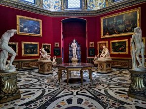 Tribuna degli Uffizi. Al centro la Vedere de' Medici, accanto a lei a destra l'Arrotino, a sinistra i Lottatori. Di spalle a destra l'Apollino