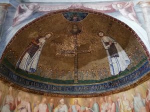 Cappella dei santi Primo e Feliciano. La calotta absidale con il mosaico raffigurante i santi ai lati di una croce gemmata, sormontata da un clipeo con il busto del Salvatore