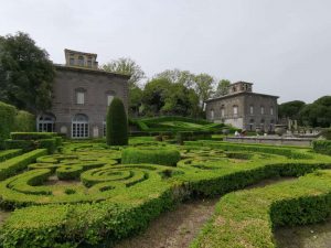 Giardino inferiore e Palazzine: Montalto a sinistra e Gambara a destra