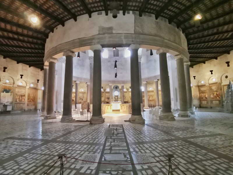 Santo Stefano Rotondo, la navata anulare ed, entro il giro di 22 colonne architravate, l'area centrale con l'altare