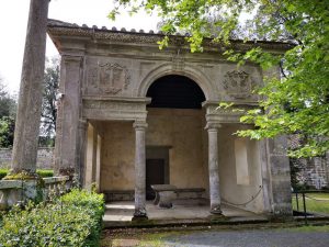 Loggia delle Muse. Al centro dell'arco la graticola di San Lorenzo. Ai lati l'emblema del cardinale Gambara