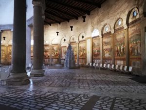 La navata anulare di Santo Stefano Rotondo, con gli intercolunni affrescati dal Pomarancio con scene di Martirologio. Al centro il tabernacolo ligneo del 1613