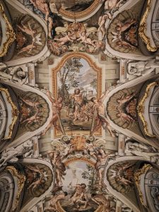 Galleria degli Specchi, dettaglio del soffitto affrescato con le "Storie di Ercole" da Aureliano Miliani