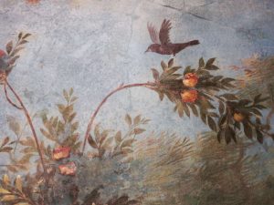 Ramo di albero da frutta e uccello in volo