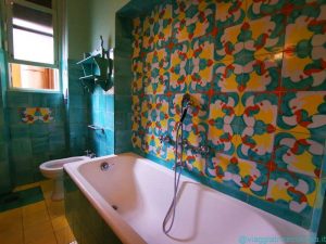 Il bagno, con le mattonelle dipinte