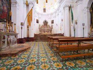 Chiesa di Montevergine, col pavimento in ceramica cinquecentesco