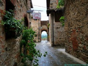 San Gusmè, la via del borgo e la porta della cinta muraria