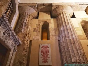 Colonne del tempio di Minerva inglobate nella parete destra