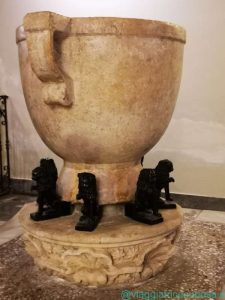 Fonte battesimale ricavato in un vaso di epoca ellenistica, decorato da sette leoni bronzei del XIII secolo