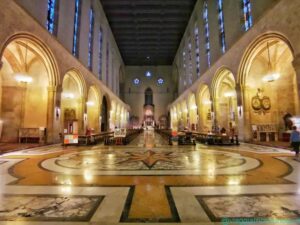 Dentro la chiesa si ammira il pavimento disegnato da Ferdinando Fuga