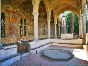 Portico trecentesco con gli affreschi del Seicento