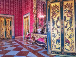 Sala Diplomatica, le porte interne decorate con grottesche su fondo oro