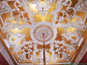 Secondo salotto della Regina, il soffitto decorato a ramages