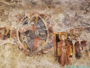 Chiesa rupestre di San Nicolò Inferiore a Modica. Ciclo in stile bizantino del XIV secolo. Dettaglio raffigurante il Cristo Pantocratore entro una mandorla, con a fianco San Michele e Sant'Eligio