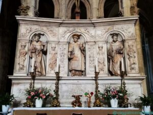 Altare maggiore, opera di Giovanni da Nola del 1530. In alto si osservano le statue di san Lorenzo, sant'Antonio e san Francesco e sotto rilievi con scene di martirio e di miracoli operati dai tre santi.