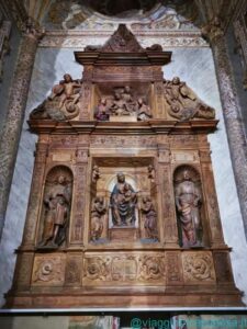 Cona d'altare della cappella di san Rocco, in terracotta policroma della seconda metà del Quattrocento, opera di un'artista emiliano o lombardo