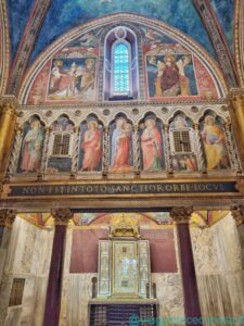 Sancta Sanctorum, l'abside con l'immagine acheropita del Volto Santo sull'altare e gli affreschi duecenteschi (in alto), raffiguranti la donazione della cappella da parte di Niccolò III
