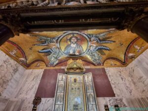 Il mosaico duecentesco nel catino dell'abside, raffigurante il Cristo Pantocrator entro un clipeo sorretto da quattro angeli