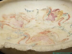 Il bacino rituale "podanipter" e la sua decorazione interna con la Nereide che cavalca il mostro marino mentre reca lo scudo destinato ad Achille