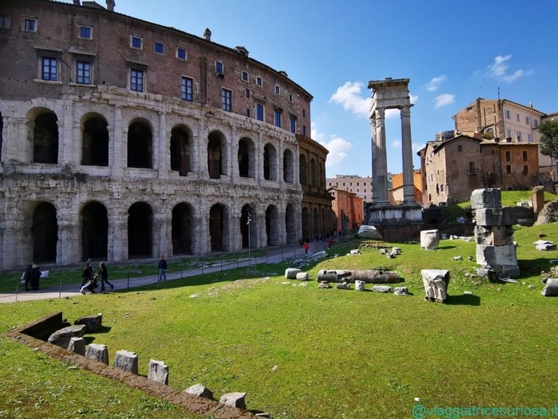 Teatro di Marcello e a sinistra tre colonne del Tempio di Apollo Sosiano