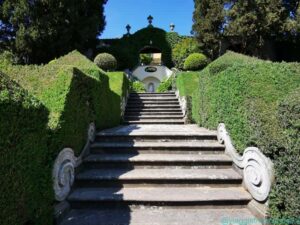 Il viale centrale del giardino a rampe di scale