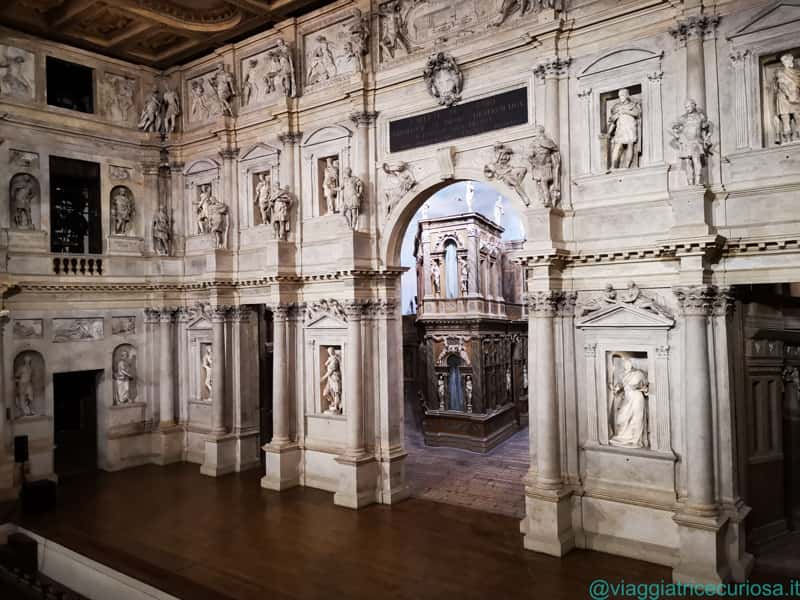 Teatro Olimpico di Vicenza, il fronte della scena e, dietro, la scenografia dell'Edipo re (1585) di Vincenzo Scamozzi