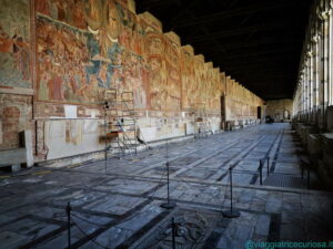 La Galleria Nord del Camposanto Monumentale di Pisa. Sulla parete si estendono gli affreschi di Buffalmacco, sul pavimento le tombe terragne