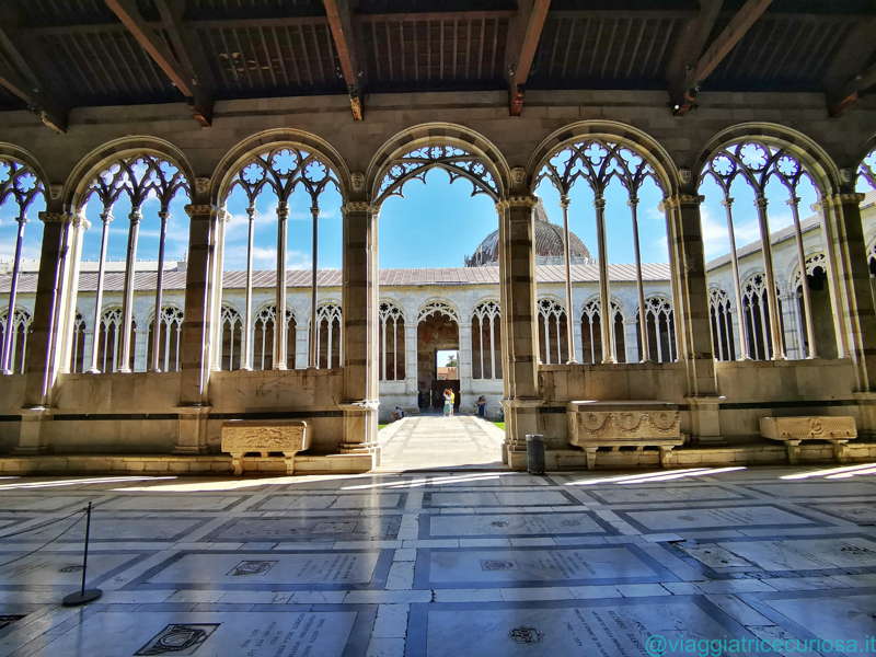 La Galleria Nord del Camposanto Monumentale di Pisa. Oltre le quadrifore e il tetto s'intravede la cupola del Battistero
