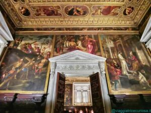 Sala dell'Albergo della Scuola Grande di San Rocco a Venezia, parete d'ingresso. Da destra a sinistra si dispongono le tele dipinte dal Tintoretto fra il 1566 e il 1567: Cristo davanti a Pilato, Ecce Homo, Salita al Calvario