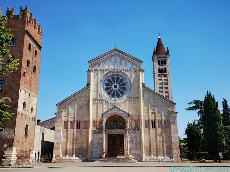 La facciata della basilica di San Zeno, affiancata sulla sinistra dalla torre abbaziale