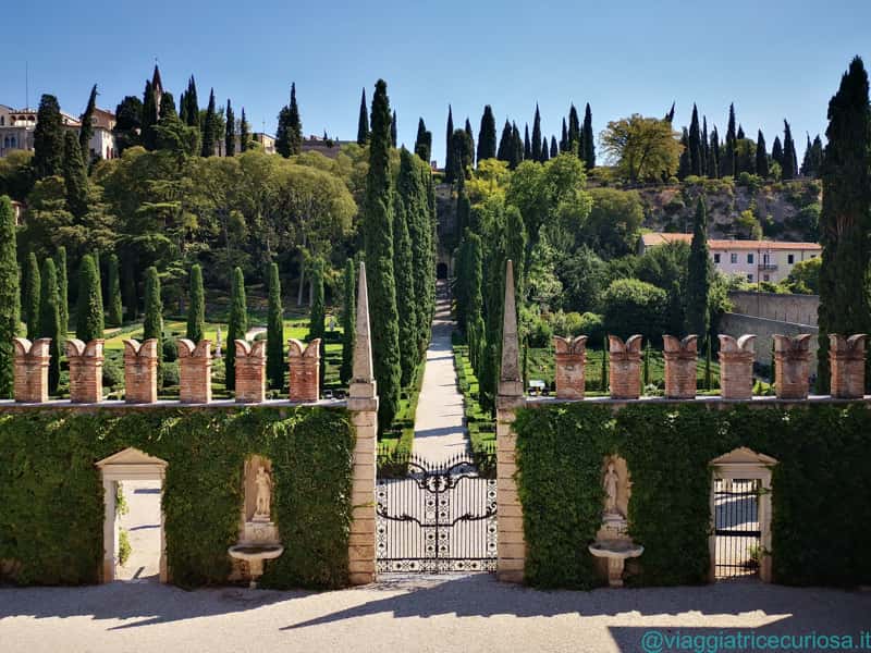 Il giardino Giusti, oltre le mura della corte d'onore, dal piano nobile del palazzo