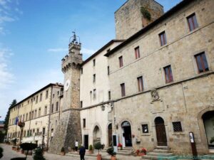 Borgo di Santa Fiora, piazza Garibaldi con Palazzo Sforza, Palazzo Pretorio e la torre trecentesca