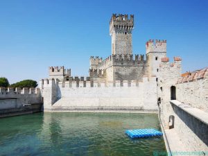 Il Castello Scaligero di Sirmione dalla sua darsena