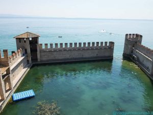 La darsena del castello, aperta sul lago di Garda, dal camminamento di ronda