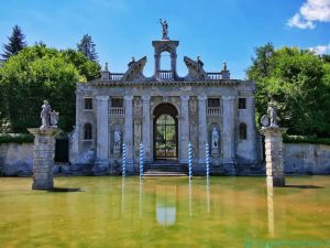 Giardino di Valsanzibio, Portale di Diana, antico ingresso della Villa a cui approdavano le barche