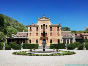 Giardino di Valsanzibio, la Villa, preceduta dalla Fontana dell'estasi, nel piazzale delle rivelazioni con otto statue allegoriche
