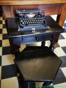 La macchina da scrivere portatile con lo sgabello esagonale su cui Pirandello sedeva