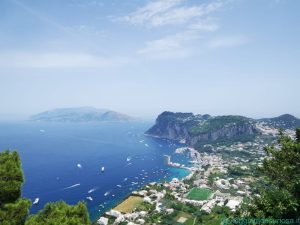 Il panorama su Capri e il Golfo di Napoli dalla terrazza di Villa San Michele ad Anacapri