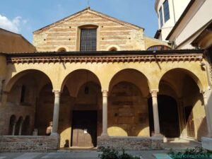 Il loggiato della chiesa canonicale di Sant'Elena