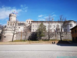 Castello del Buonconsiglio, la facciata occidentale con a sinistra il mastio e Castelvecchio, accanto la Giunta Albertiana e a destra il Magno Palazzo